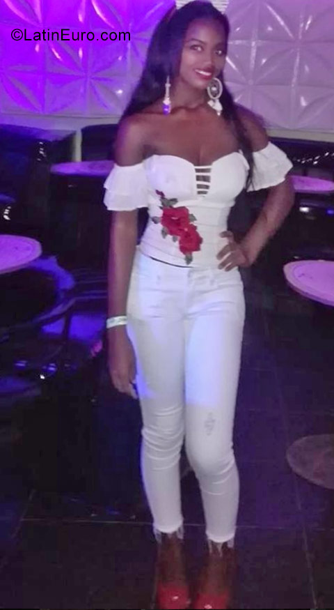 Date this lovely Colombia girl Dignia from Quibdo CO22665