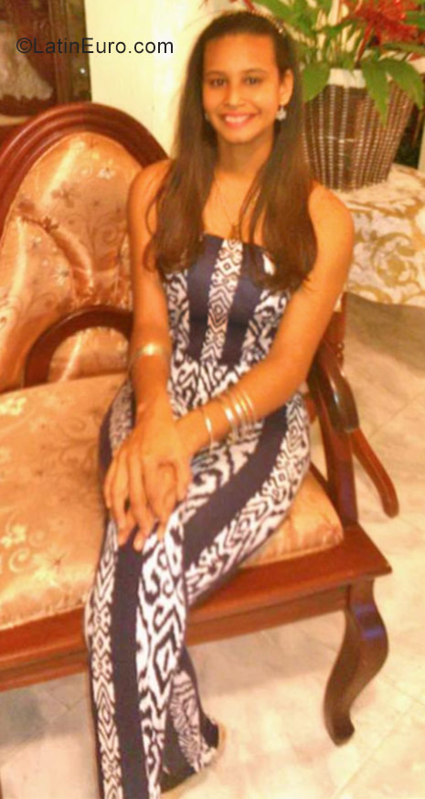 Date this hot Dominican Republic girl Indaia from Santo Domingo DO30620
