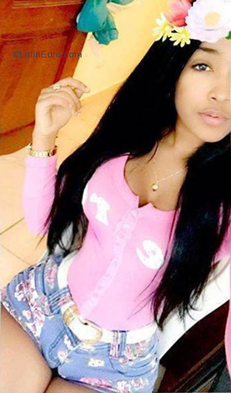 Date this hard body Dominican Republic girl Carolina from La Romana DO30668