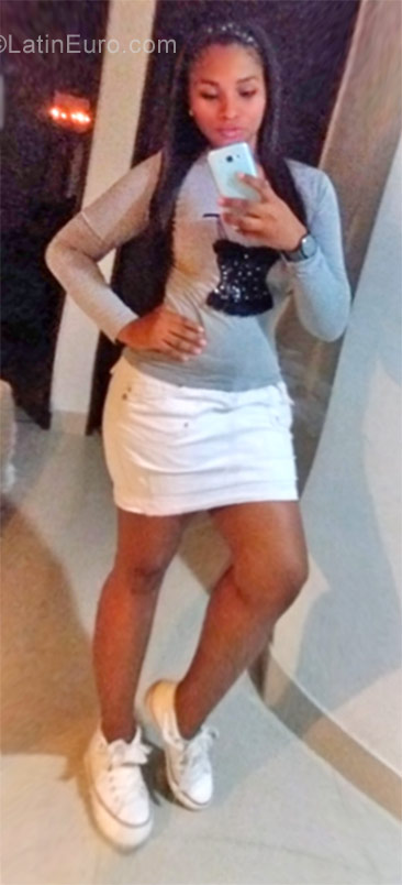 Date this young Colombia girl Vivana from Cali CO22714