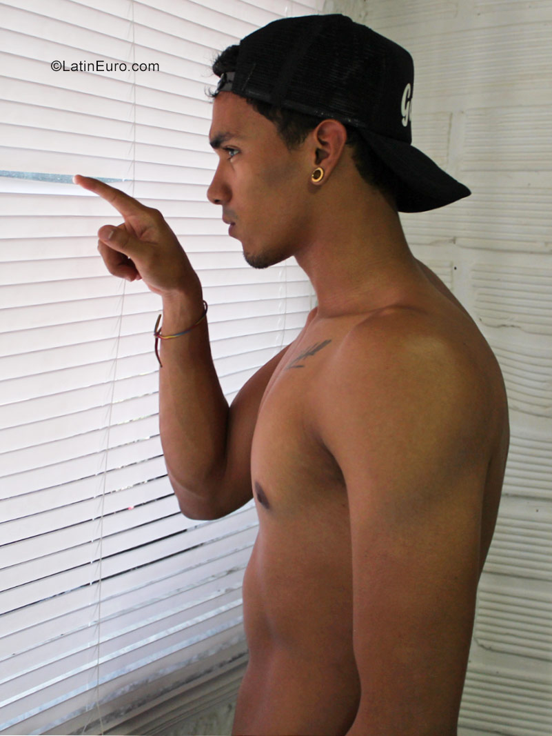 Date this young Colombia man Gabriel from medellin CO22862