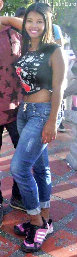Date this nice looking Venezuela girl Mayerlyn from Guatire VE1147