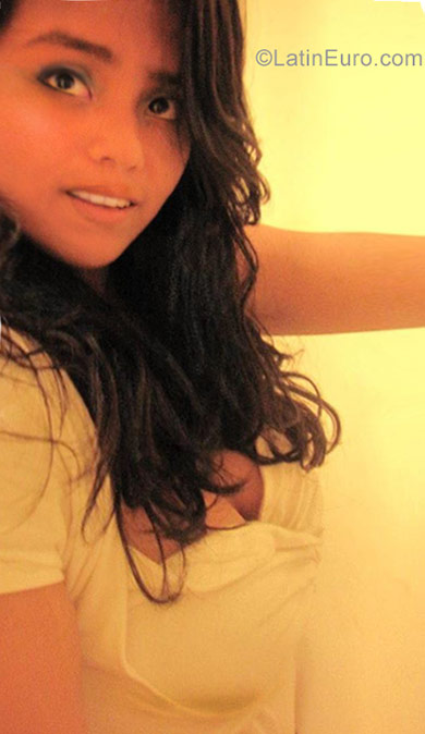 Date this cute Colombia girl Susan from Armenia CO22881