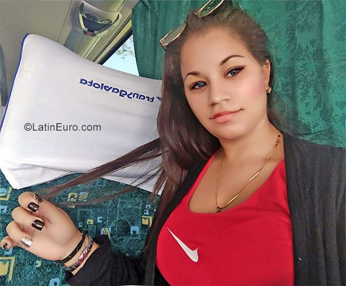 Date this gorgeous Cuba girl Alamey from Havana CU182