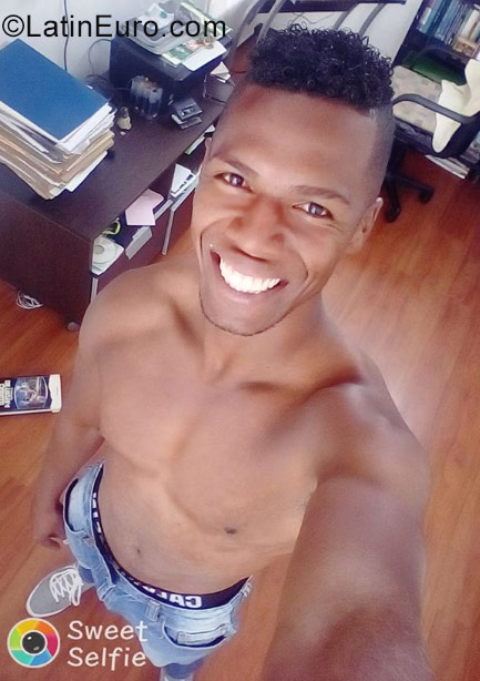 Date this passionate Colombia man Fabian from Cali CO22931