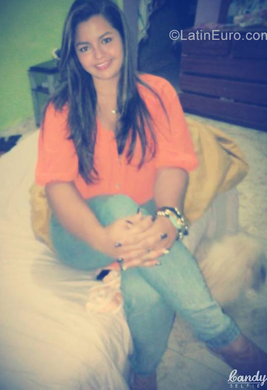 Date this attractive Colombia girl Maria from Bogota CO22937