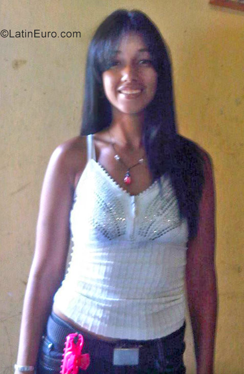 Date this pretty Venezuela girl Karilena from Valencia VE1203