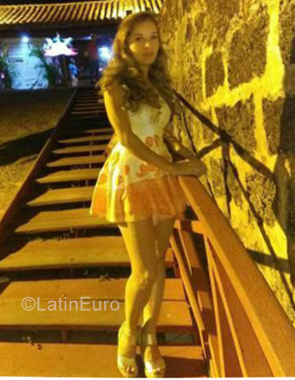 Date this pretty Colombia girl Naufar from .. CO22964