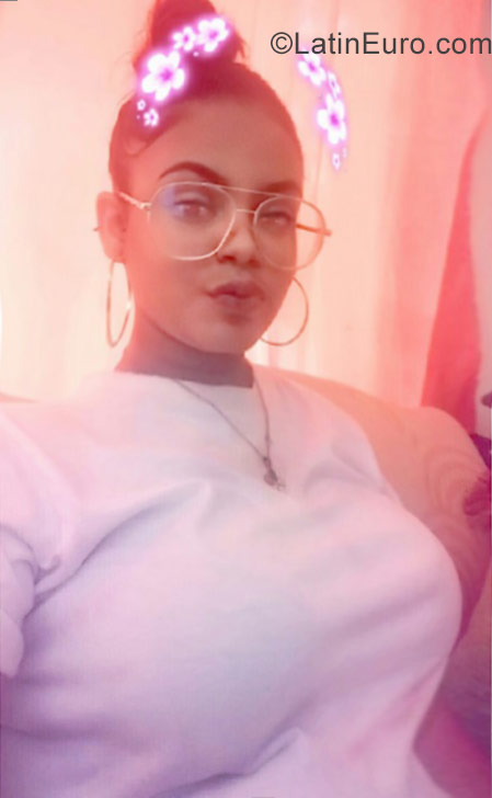 Date this charming Dominican Republic girl Eneais from Santo Domingo DO30996