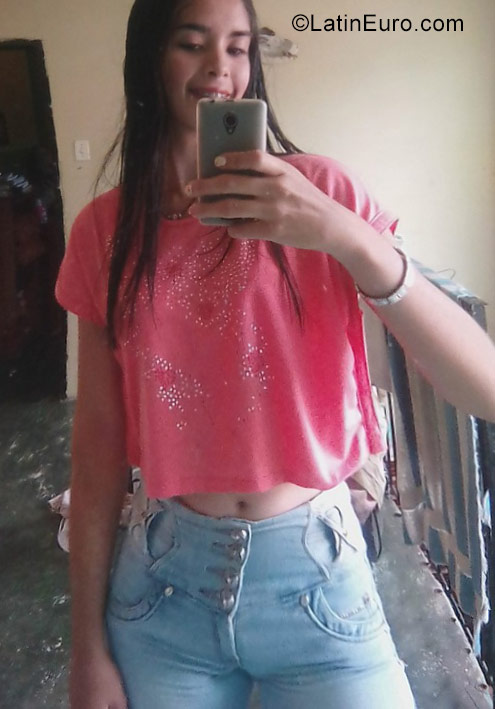 Date this foxy Venezuela girl Andrea Sthefani from Valera VE1212