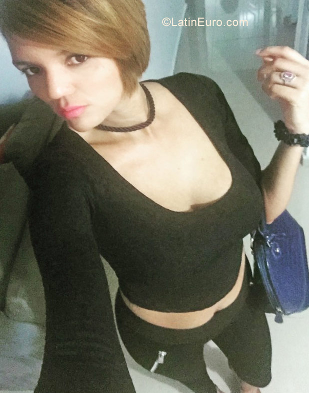Date this georgeous Dominican Republic girl Monserat from Santo Domingo DO31001