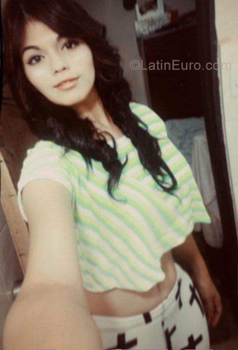 Date this sensual Venezuela girl Paola from Barina VE1213