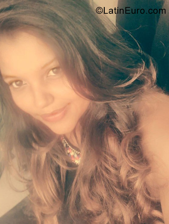 Date this charming Colombia girl Paola from San Gil CO23028