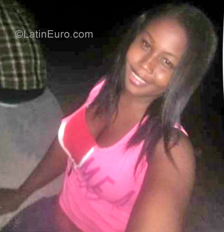 Date this pretty Colombia girl Vanesa from Buenaventura CO23079