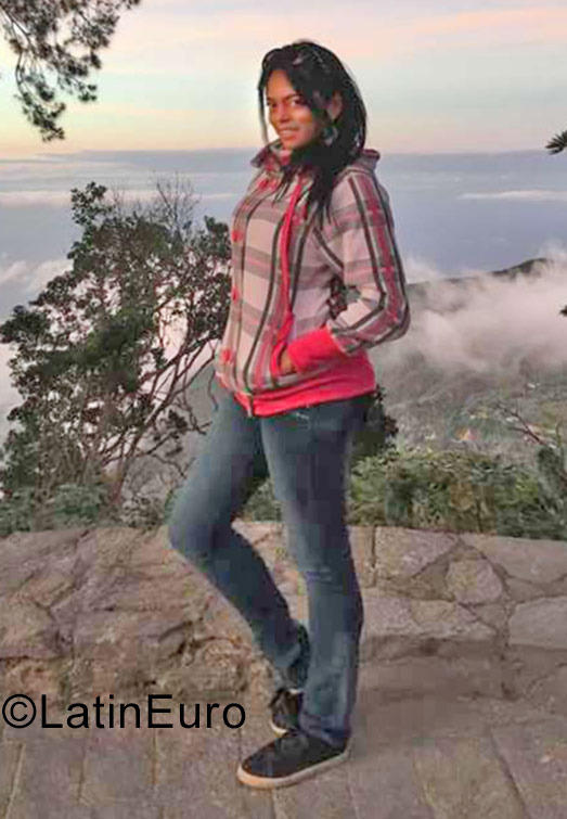 Date this attractive Venezuela girl Ana from Caracas VE1258