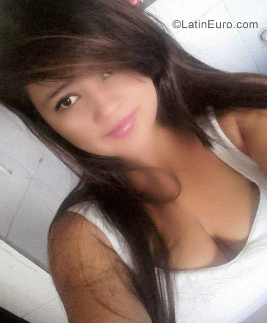 Date this voluptuous Colombia girl Maria from Ibaque CO23119