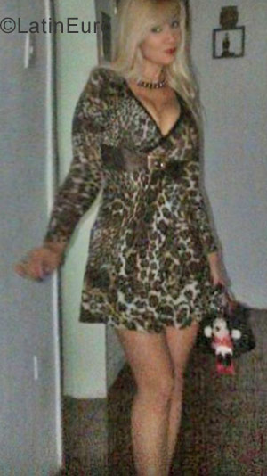 Date this charming Colombia girl Maya305 from Floridablanca CO23165