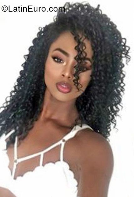 Date this nice looking Colombia girl Dana from Cali CO23220