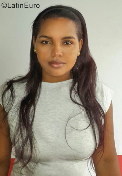 Date this nice looking Colombia girl Yesenia from Medellin CO23297