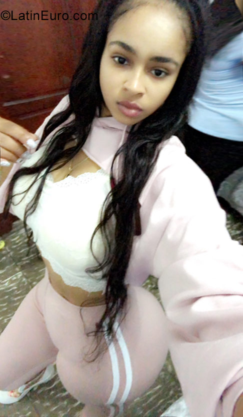 Date this tall Dominican Republic girl Francis from Santo Domingo DO31497
