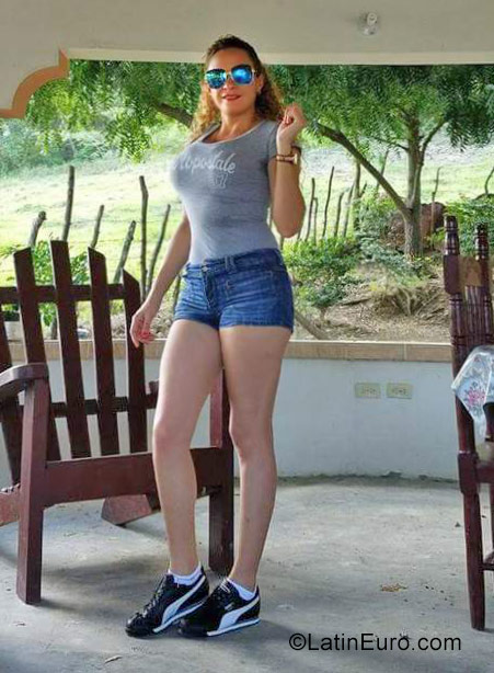 Date this gorgeous Dominican Republic girl Esmeralda from Santiago DO31587