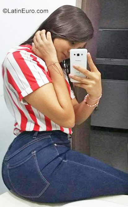 Date this stunning Colombia girl Nat from Barranquilla CO23366