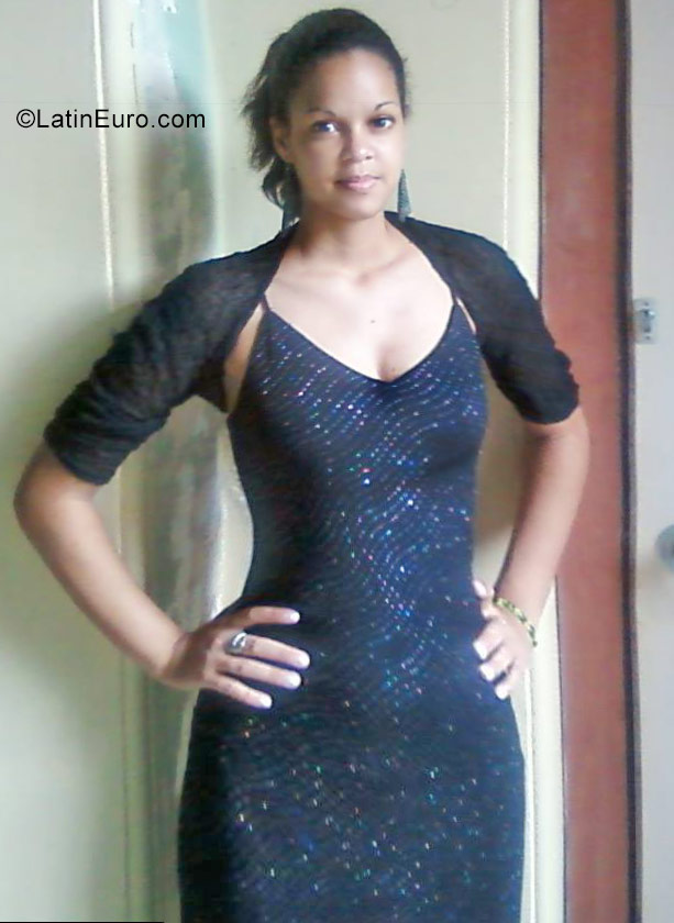 Date this hard body Cuba girl Lidia from Havana CU252