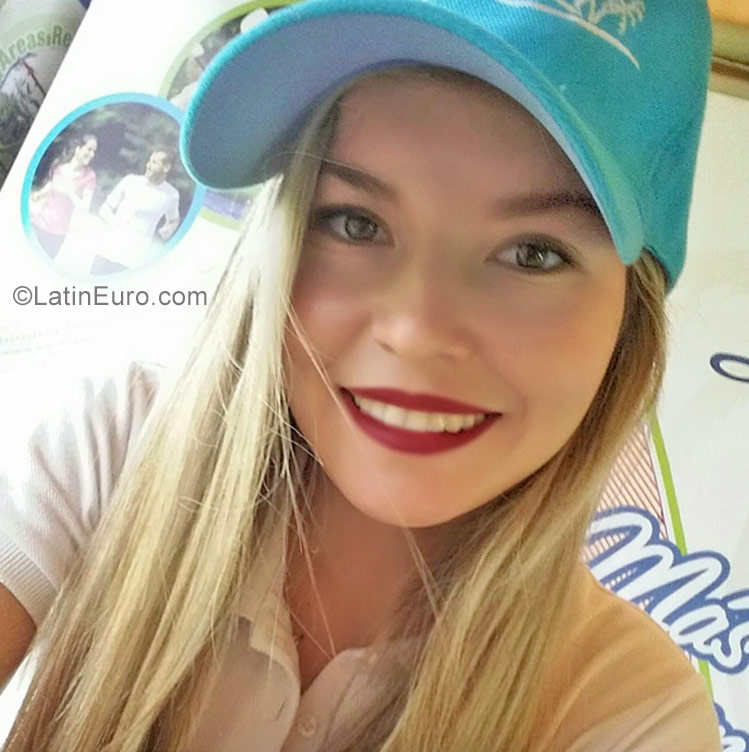 Date this good-looking Bolivia girl Dorinkia from Santa Cruz BO38