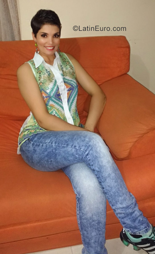 Date this athletic Colombia girl Giovanna from Bogota CO23498