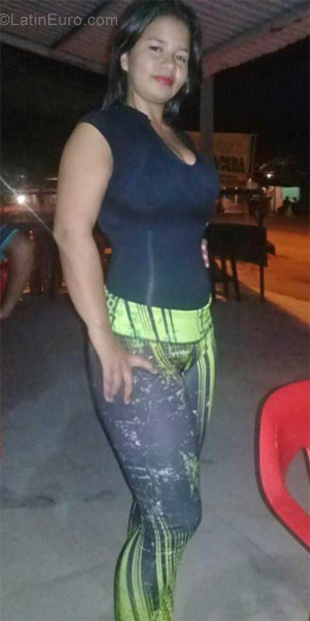 Date this charming Venezuela girl Dexis from Caracas VE1447