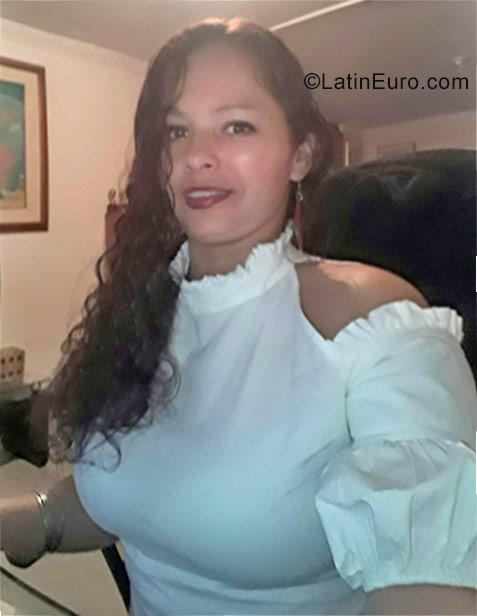 Date this young Colombia girl Lina from Bogota CO23627