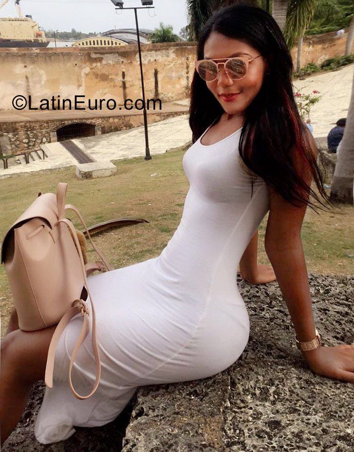 Date this gorgeous Dominican Republic girl Yuly from Santo Domingo DO32010