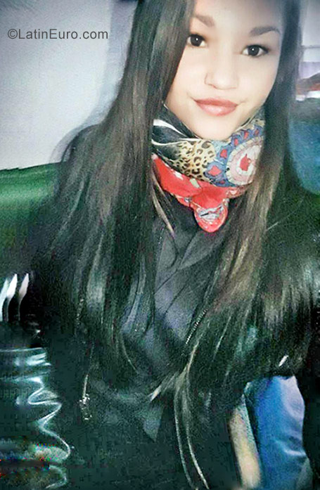 Date this attractive Argentina girl Laura from Buenos Aires AR133