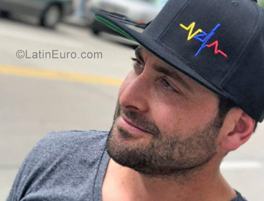 Date this nice looking Venezuela man Deiter from Valencia VE1482