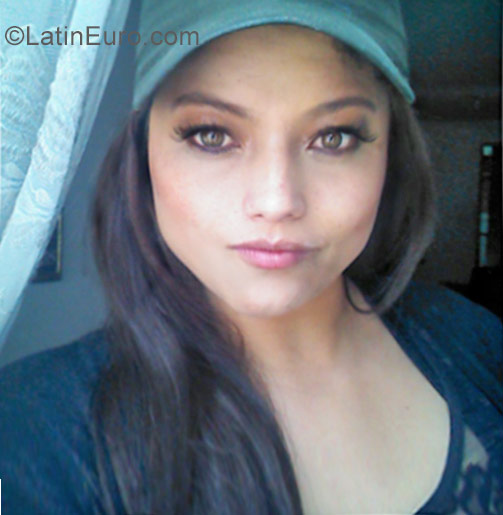 Date this attractive Colombia girl Laura from Bogota CO23662