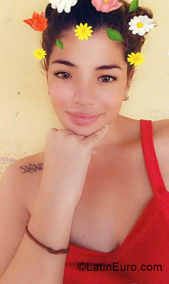 Date this lovely Venezuela girl Nazareth from El Tigre VE1498