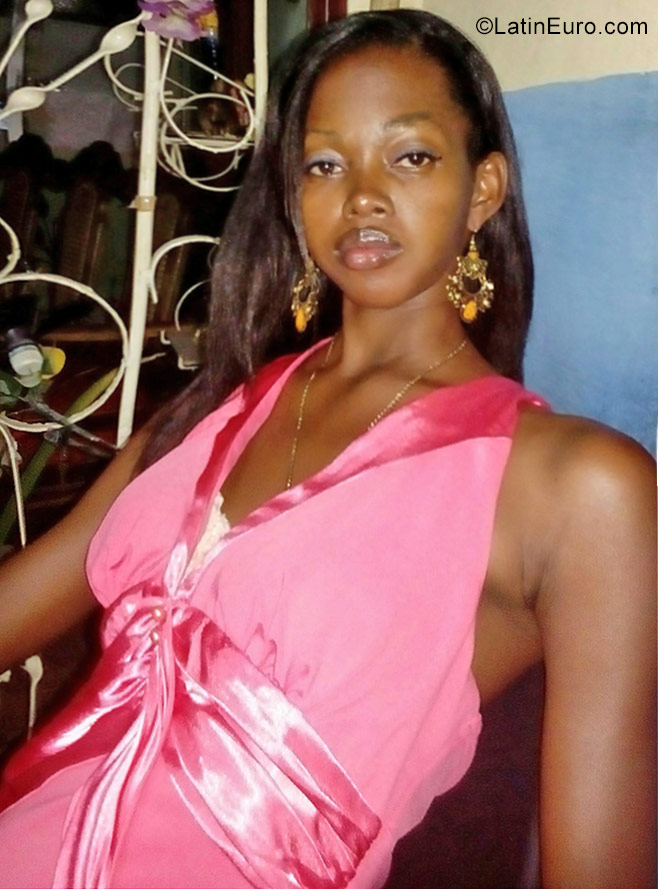 Date this nice looking Cuba girl Yuleisi from Guantanamo CU277
