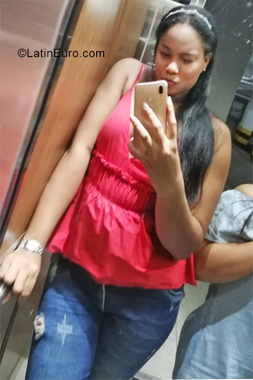 Date this voluptuous Colombia girl Lina from Monteria CO23683