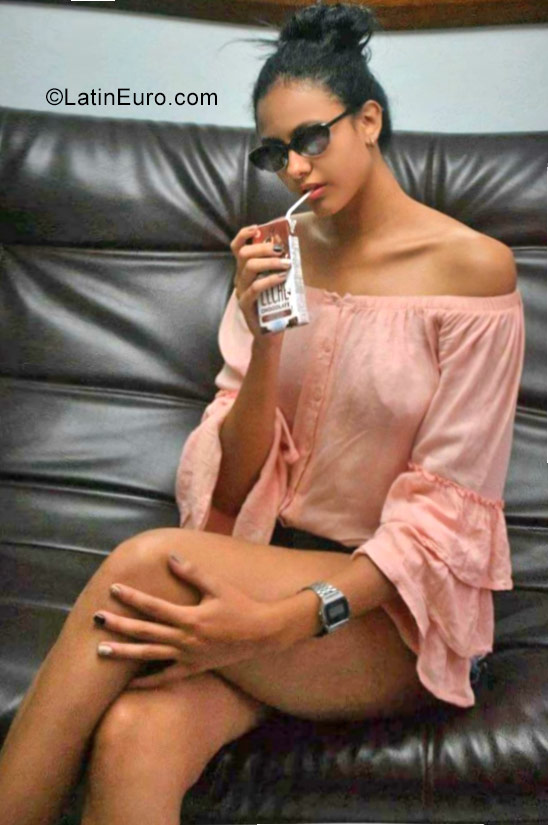 Date this happy Colombia girl Xioma from Guadalajara De Buga CO23745