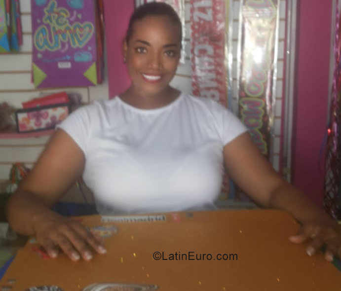 Date this delightful Colombia girl Chocolate from Cali CO23756