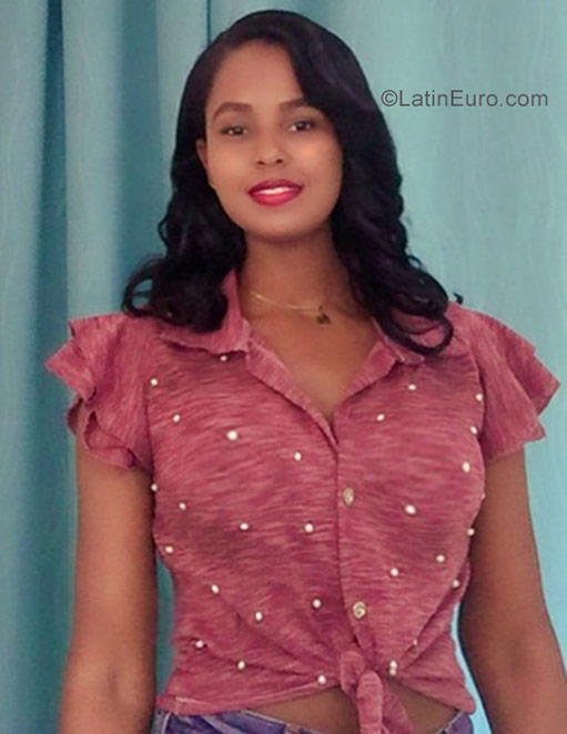 Date this happy Dominican Republic girl Loren from Santo Domingo DO36698