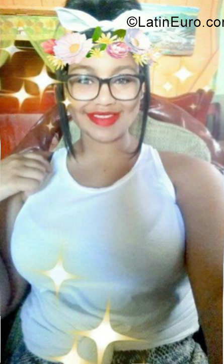 Date this nice looking Dominican Republic girl Marielyis from Santo Domingo DO32290