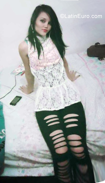 Date this happy Colombia girl Luna from Cartago CO23817