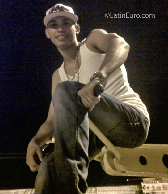 Date this young Venezuela man Brayan from Valencia VE1595