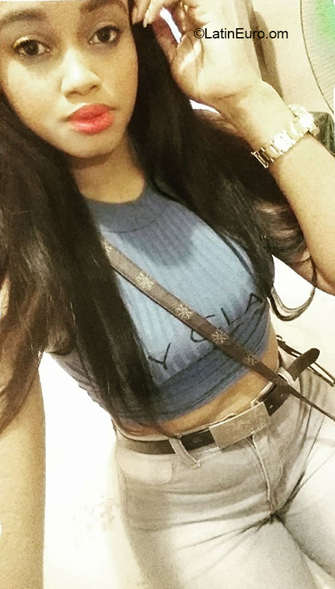 Date this foxy Dominican Republic girl Nalle from Santo Domingo DO37942