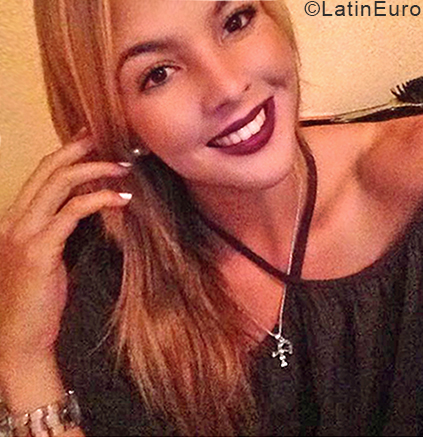 Date this charming Venezuela girl Anais from Valencia VE1756