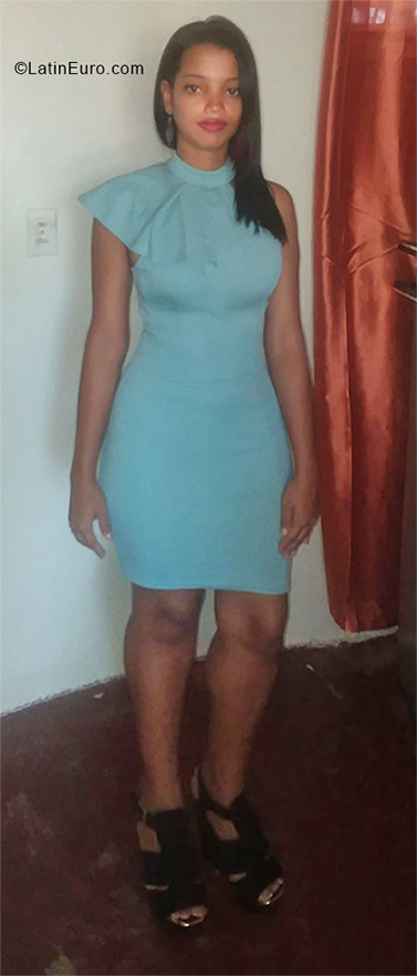 Date this sensual Dominican Republic girl Derelis from Santo Domingo DO32852