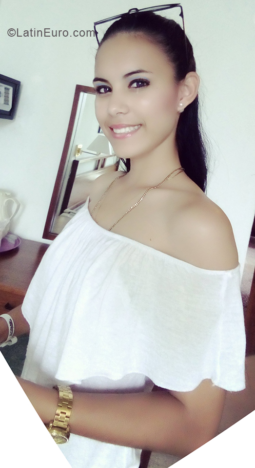 Date this funny Cuba girl Arachely from Holguin CU362