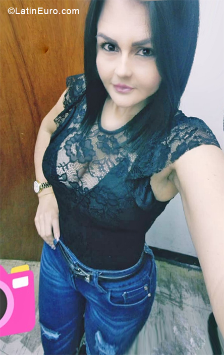 Date this sultry Venezuela girl Nubia from Caracas VE1823