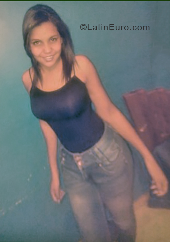 Date this athletic Venezuela girl Ariana from Maraciabo VE1947